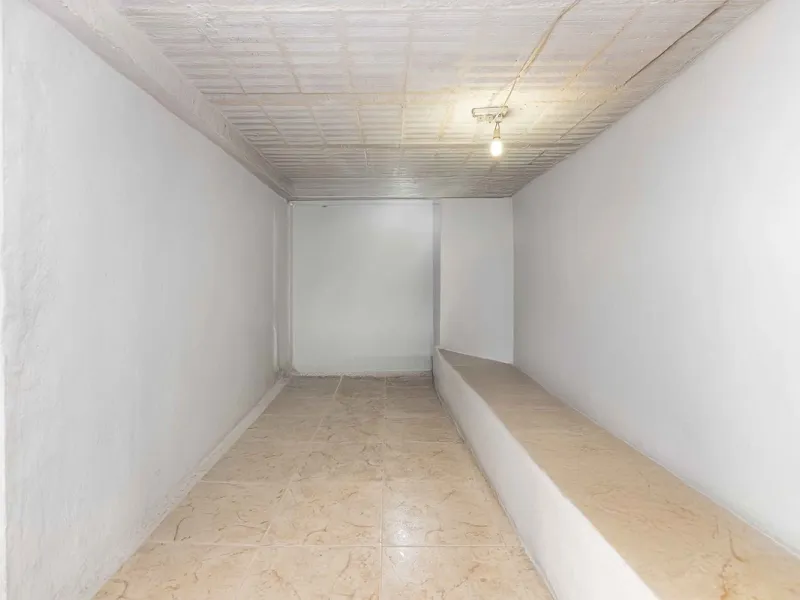 Excellent investment opportunity in Benalmádena Costa, one of the most sought-after areas on the Costa del Sol. This Townhouse built in 1999, has a constructed area of 148 m² and offers endless possibilities for those looking to renovate and achieve a hig
