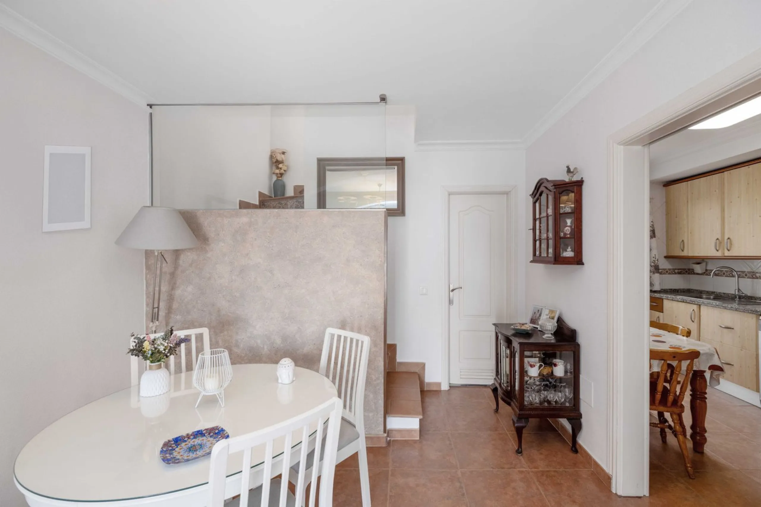 Excellent investment opportunity in Benalmádena Costa, one of the most sought-after areas on the Costa del Sol. This Townhouse built in 1999, has a constructed area of 148 m² and offers endless possibilities for those looking to renovate and achieve a hig