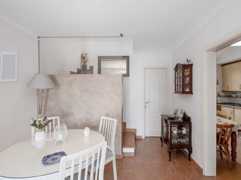 Excellent investment opportunity in Benalmádena Costa, one of the most sought-after areas on the Costa del Sol. This Townhouse built in 1999, has a constructed area of 148 m² and offers endless possibilities for those looking to renovate and achieve a hig
