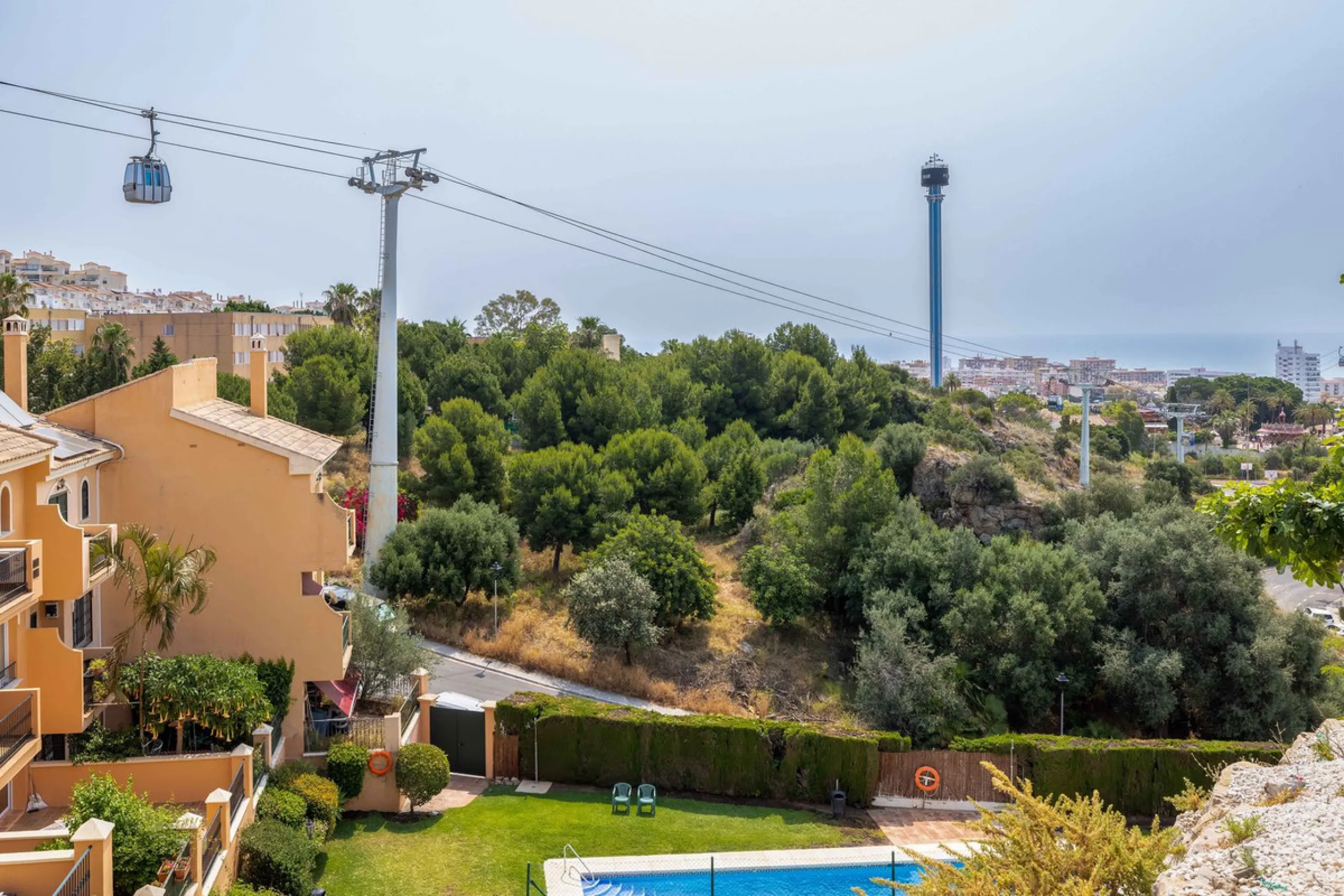 Excellent investment opportunity in Benalmádena Costa, one of the most sought-after areas on the Costa del Sol. This Townhouse built in 1999, has a constructed area of 148 m² and offers endless possibilities for those looking to renovate and achieve a hig