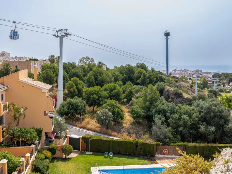 Excellent investment opportunity in Benalmádena Costa, one of the most sought-after areas on the Costa del Sol. This Townhouse built in 1999, has a constructed area of 148 m² and offers endless possibilities for those looking to renovate and achieve a hig