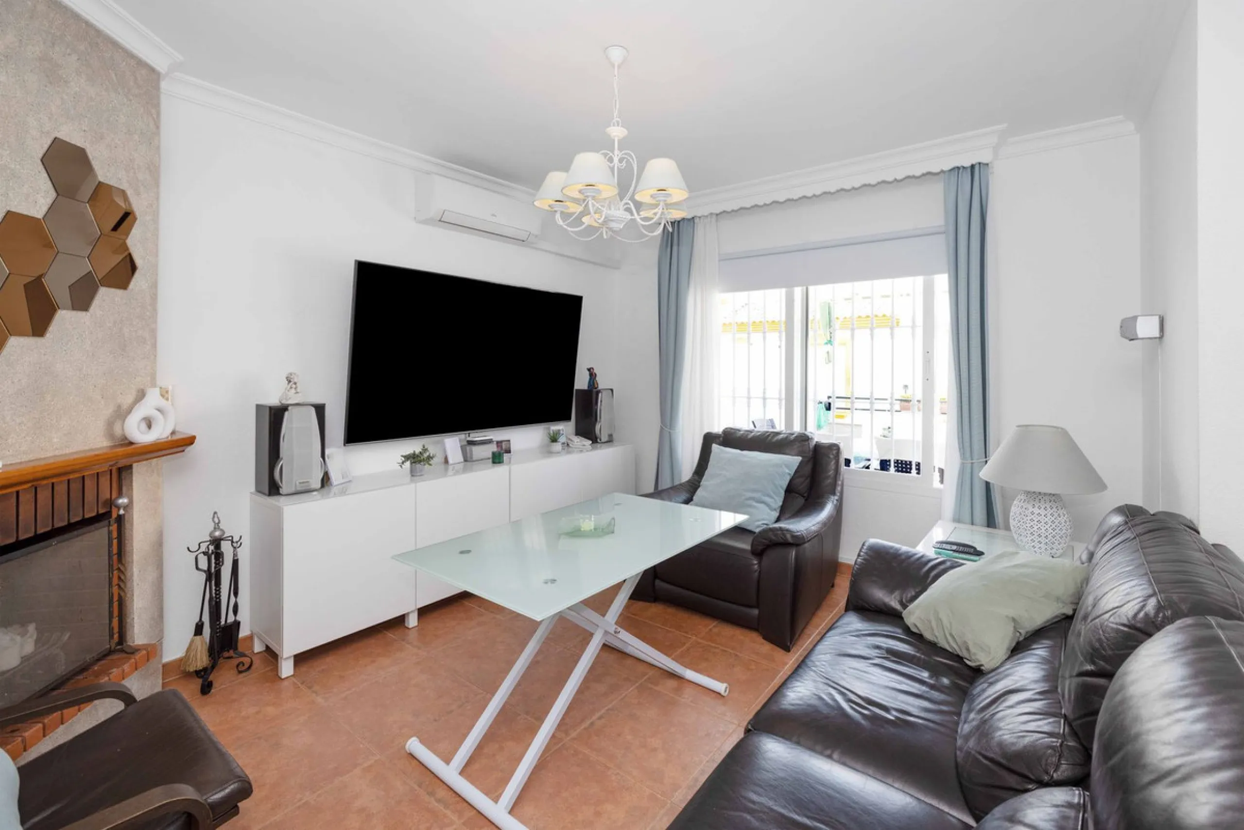 Excellent investment opportunity in Benalmádena Costa, one of the most sought-after areas on the Costa del Sol. This Townhouse built in 1999, has a constructed area of 148 m² and offers endless possibilities for those looking to renovate and achieve a hig