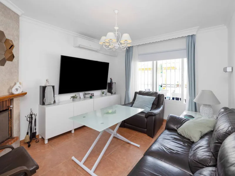 Excellent investment opportunity in Benalmádena Costa, one of the most sought-after areas on the Costa del Sol. This Townhouse built in 1999, has a constructed area of 148 m² and offers endless possibilities for those looking to renovate and achieve a hig