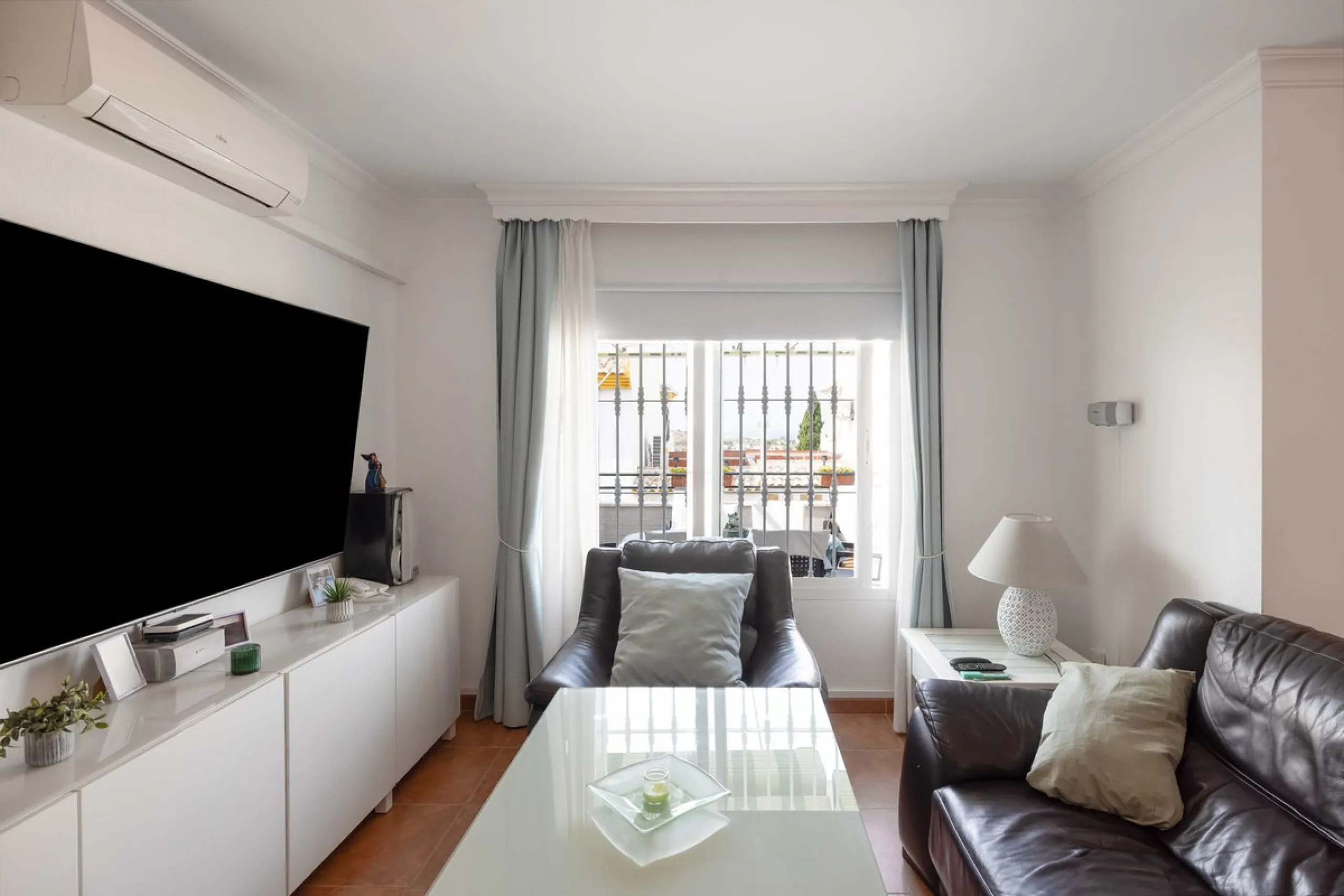 Excellent investment opportunity in Benalmádena Costa, one of the most sought-after areas on the Costa del Sol. This Townhouse built in 1999, has a constructed area of 148 m² and offers endless possibilities for those looking to renovate and achieve a hig