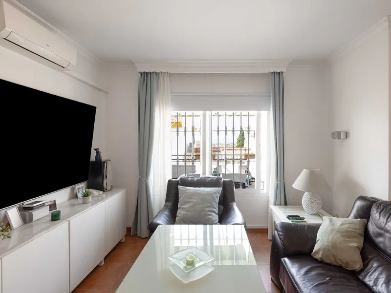 Excellent investment opportunity in Benalmádena Costa, one of the most sought-after areas on the Costa del Sol. This Townhouse built in 1999, has a constructed area of 148 m² and offers endless possibilities for those looking to renovate and achieve a hig