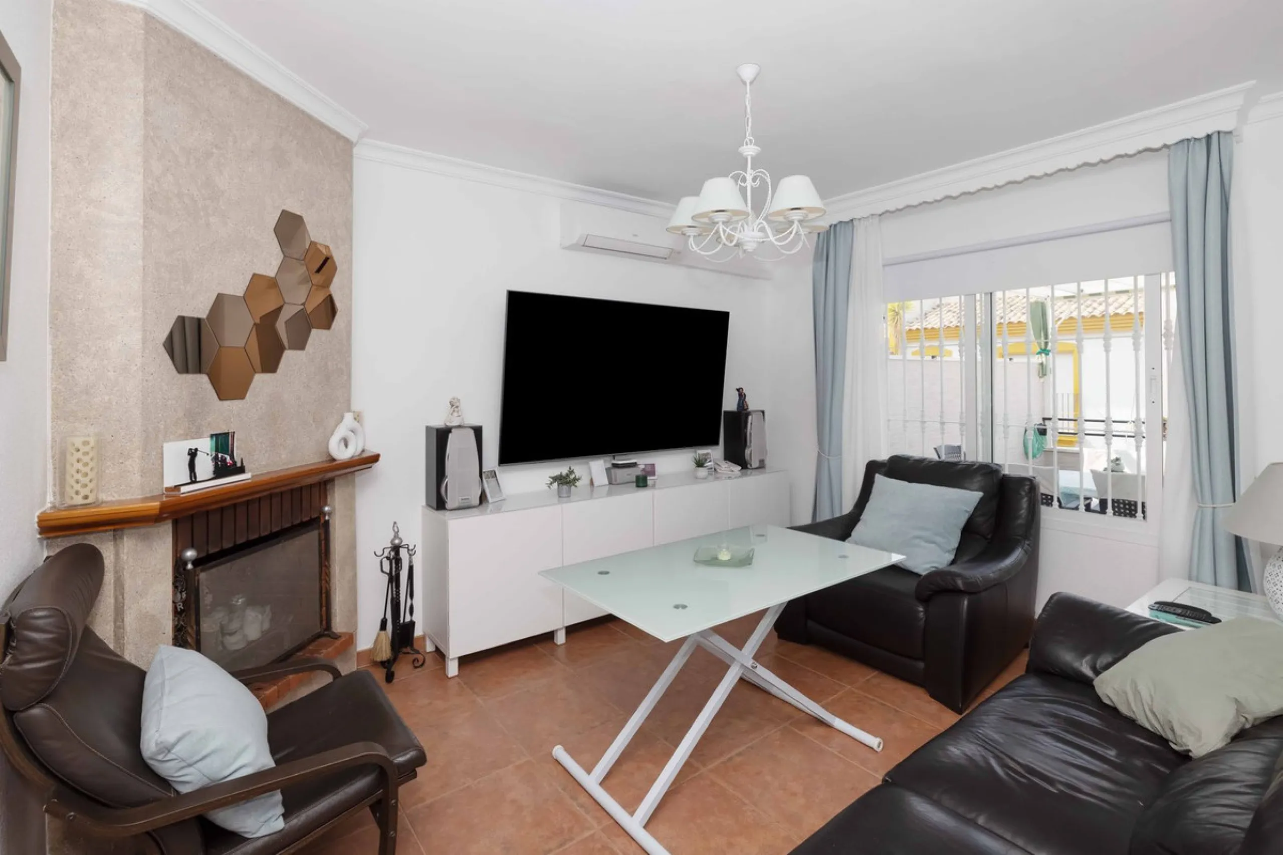 Excellent investment opportunity in Benalmádena Costa, one of the most sought-after areas on the Costa del Sol. This Townhouse built in 1999, has a constructed area of 148 m² and offers endless possibilities for those looking to renovate and achieve a hig