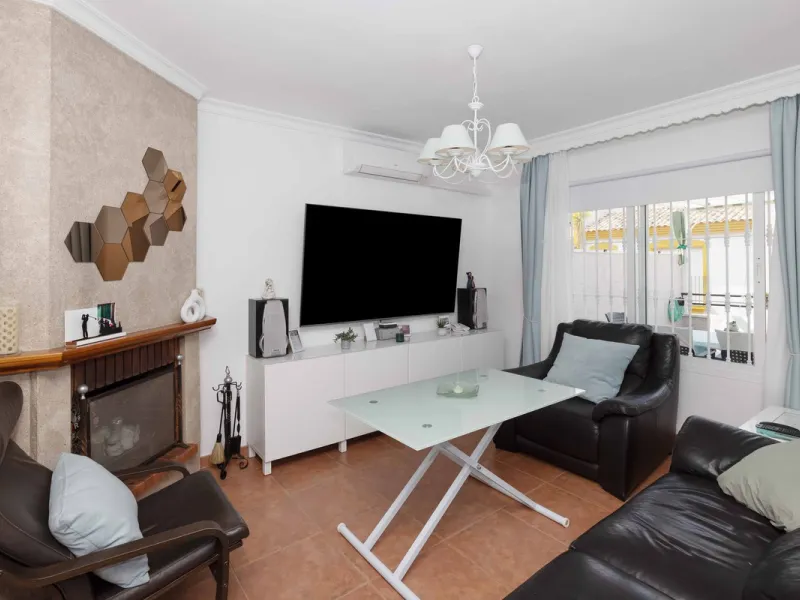 Excellent investment opportunity in Benalmádena Costa, one of the most sought-after areas on the Costa del Sol. This Townhouse built in 1999, has a constructed area of 148 m² and offers endless possibilities for those looking to renovate and achieve a hig