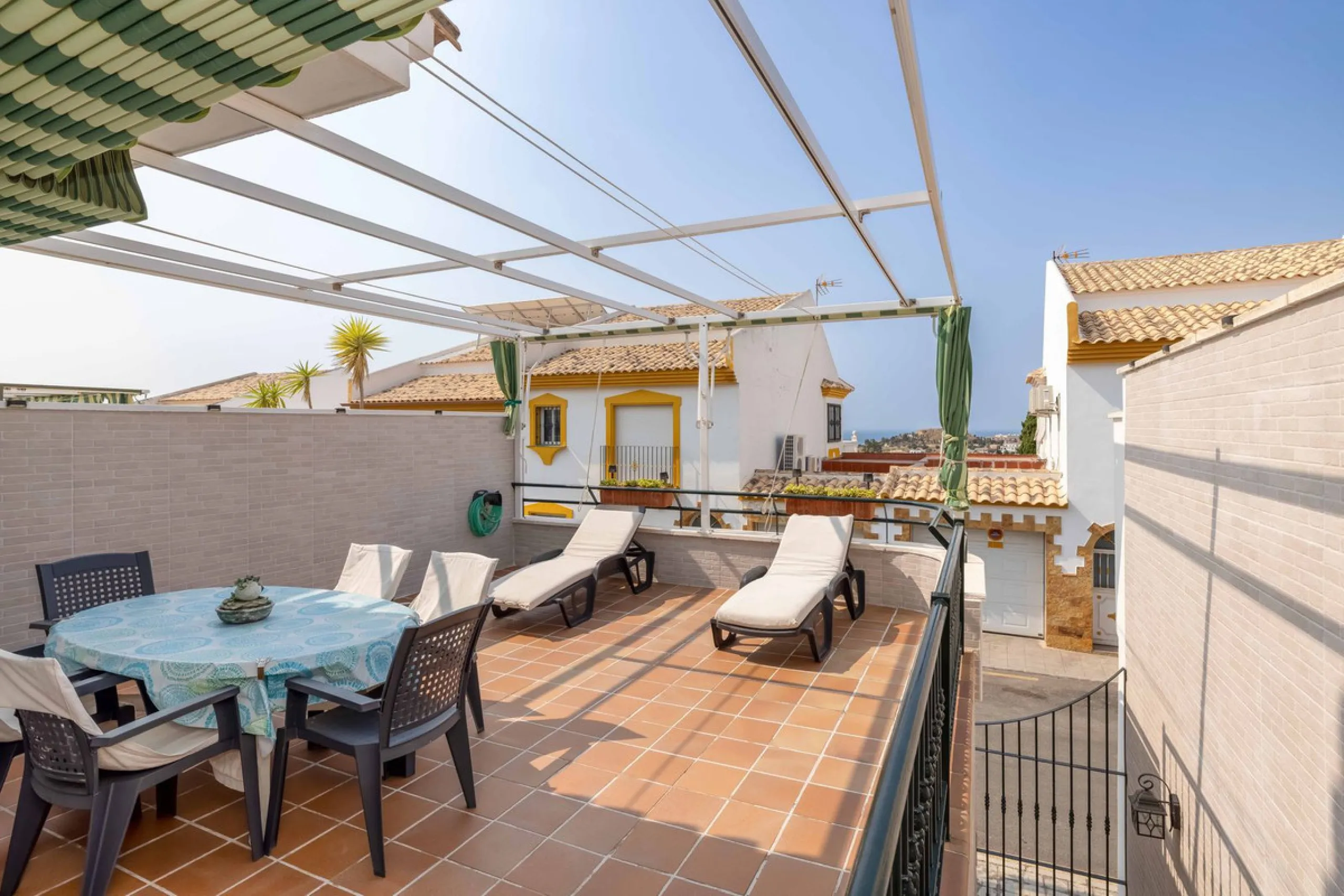 Excellent investment opportunity in Benalmádena Costa, one of the most sought-after areas on the Costa del Sol. This Townhouse built in 1999, has a constructed area of 148 m² and offers endless possibilities for those looking to renovate and achieve a hig