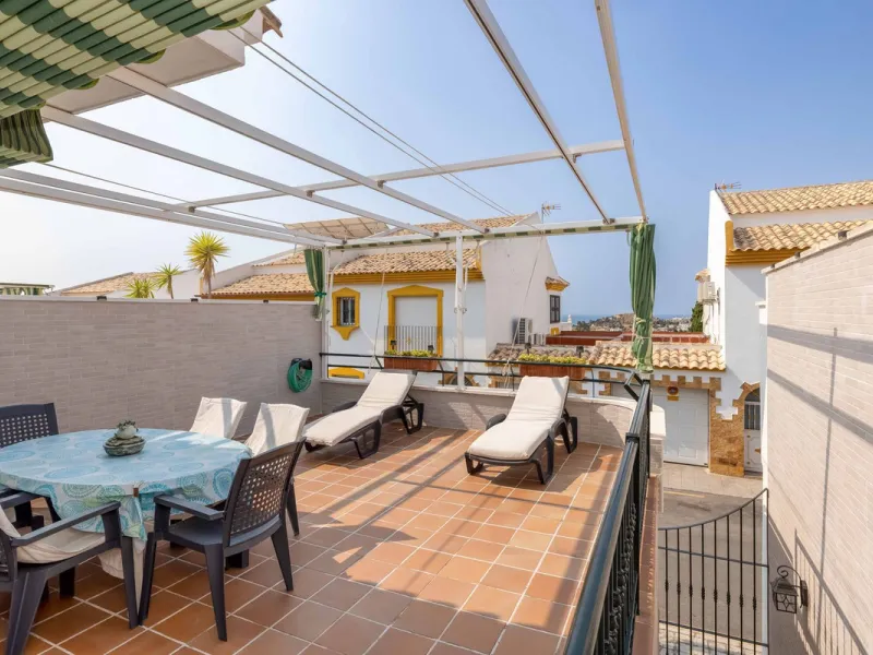 Excellent investment opportunity in Benalmádena Costa, one of the most sought-after areas on the Costa del Sol. This Townhouse built in 1999, has a constructed area of 148 m² and offers endless possibilities for those looking to renovate and achieve a hig