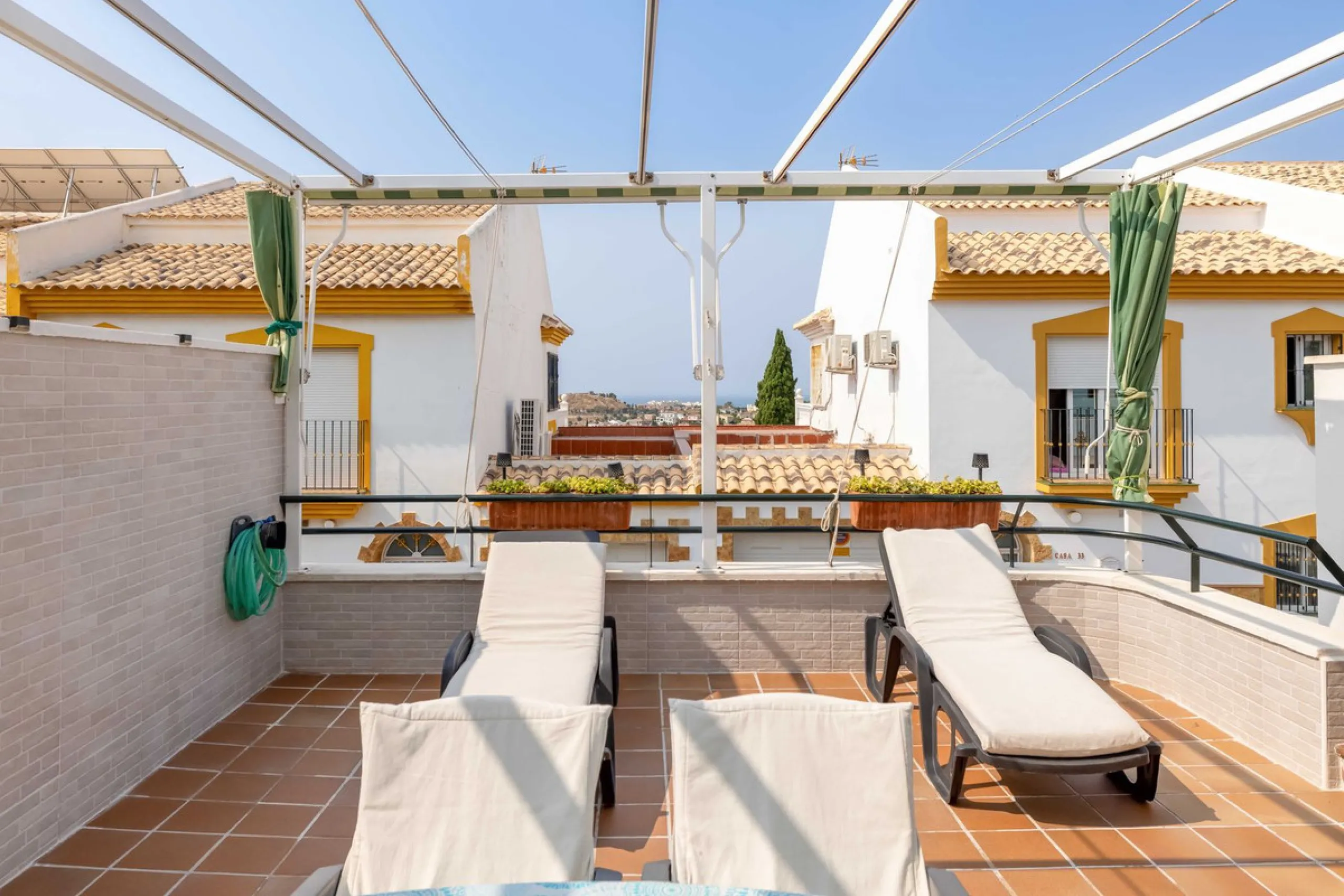 Excellent investment opportunity in Benalmádena Costa, one of the most sought-after areas on the Costa del Sol. This Townhouse built in 1999, has a constructed area of 148 m² and offers endless possibilities for those looking to renovate and achieve a hig