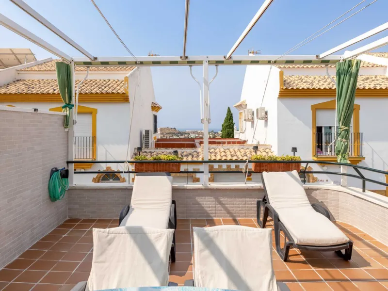 Excellent investment opportunity in Benalmádena Costa, one of the most sought-after areas on the Costa del Sol. This Townhouse built in 1999, has a constructed area of 148 m² and offers endless possibilities for those looking to renovate and achieve a hig