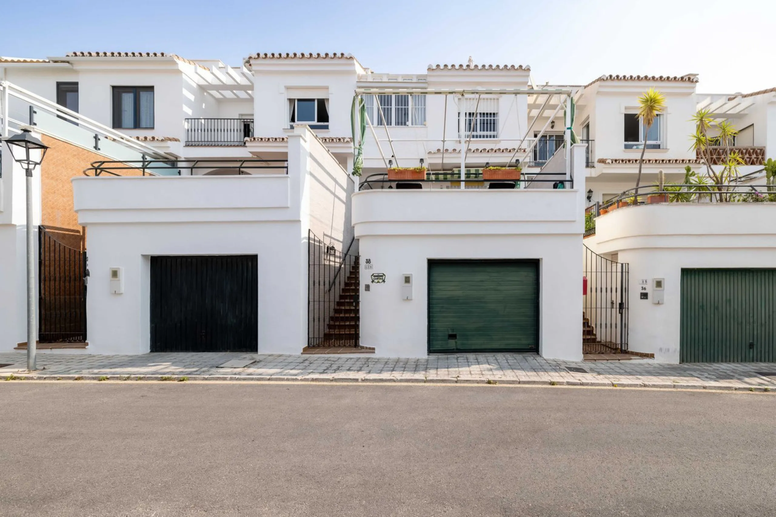 Excellent investment opportunity in Benalmádena Costa, one of the most sought-after areas on the Costa del Sol. This Townhouse built in 1999, has a constructed area of 148 m² and offers endless possibilities for those looking to renovate and achieve a hig