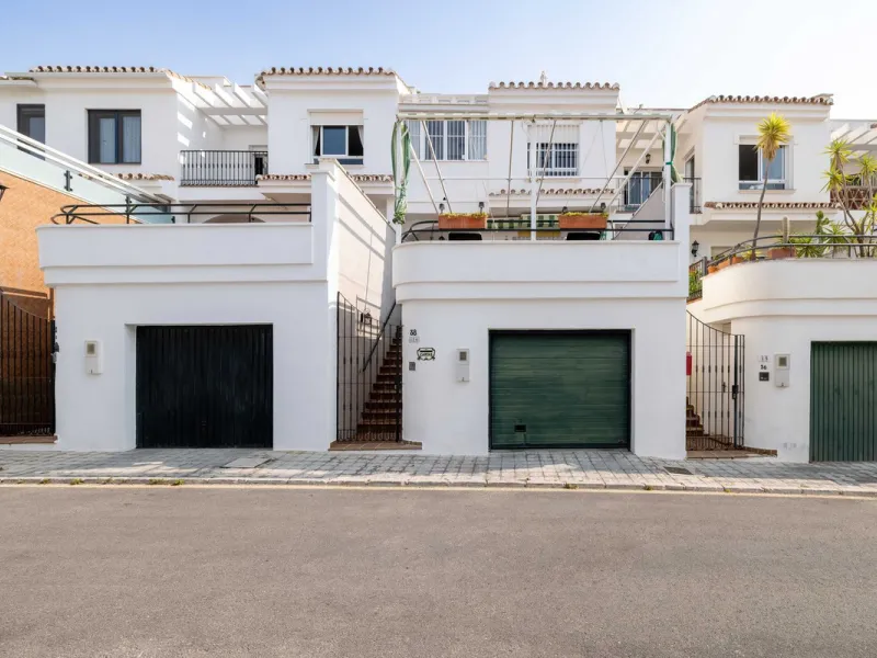 Excellent investment opportunity in Benalmádena Costa, one of the most sought-after areas on the Costa del Sol. This Townhouse built in 1999, has a constructed area of 148 m² and offers endless possibilities for those looking to renovate and achieve a hig