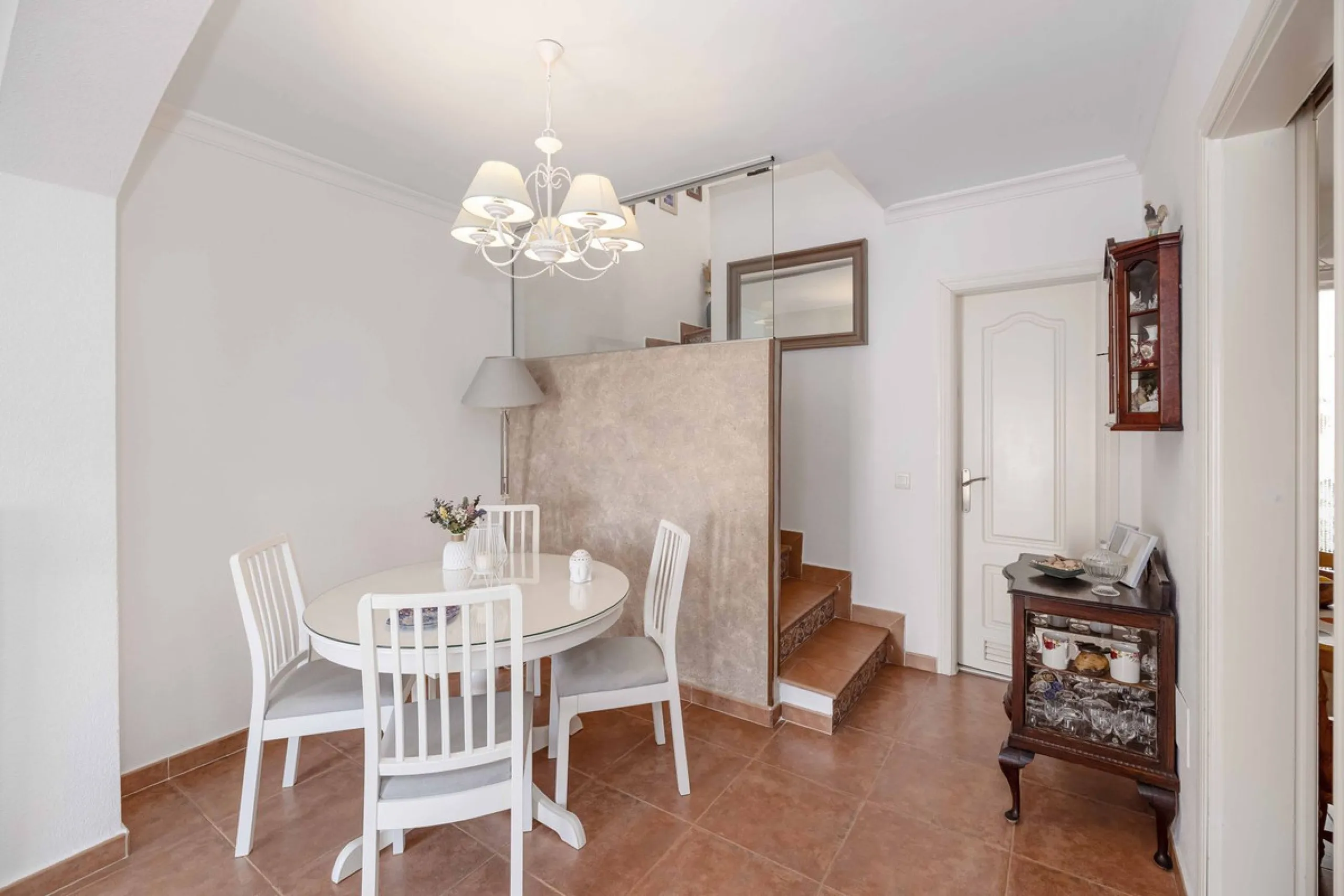 Excellent investment opportunity in Benalmádena Costa, one of the most sought-after areas on the Costa del Sol. This Townhouse built in 1999, has a constructed area of 148 m² and offers endless possibilities for those looking to renovate and achieve a hig