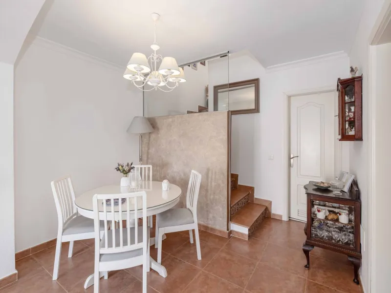 Excellent investment opportunity in Benalmádena Costa, one of the most sought-after areas on the Costa del Sol. This Townhouse built in 1999, has a constructed area of 148 m² and offers endless possibilities for those looking to renovate and achieve a hig