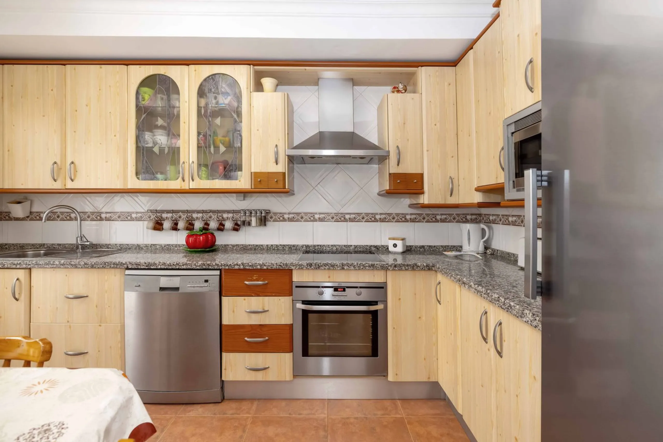 Excellent investment opportunity in Benalmádena Costa, one of the most sought-after areas on the Costa del Sol. This Townhouse built in 1999, has a constructed area of 148 m² and offers endless possibilities for those looking to renovate and achieve a hig