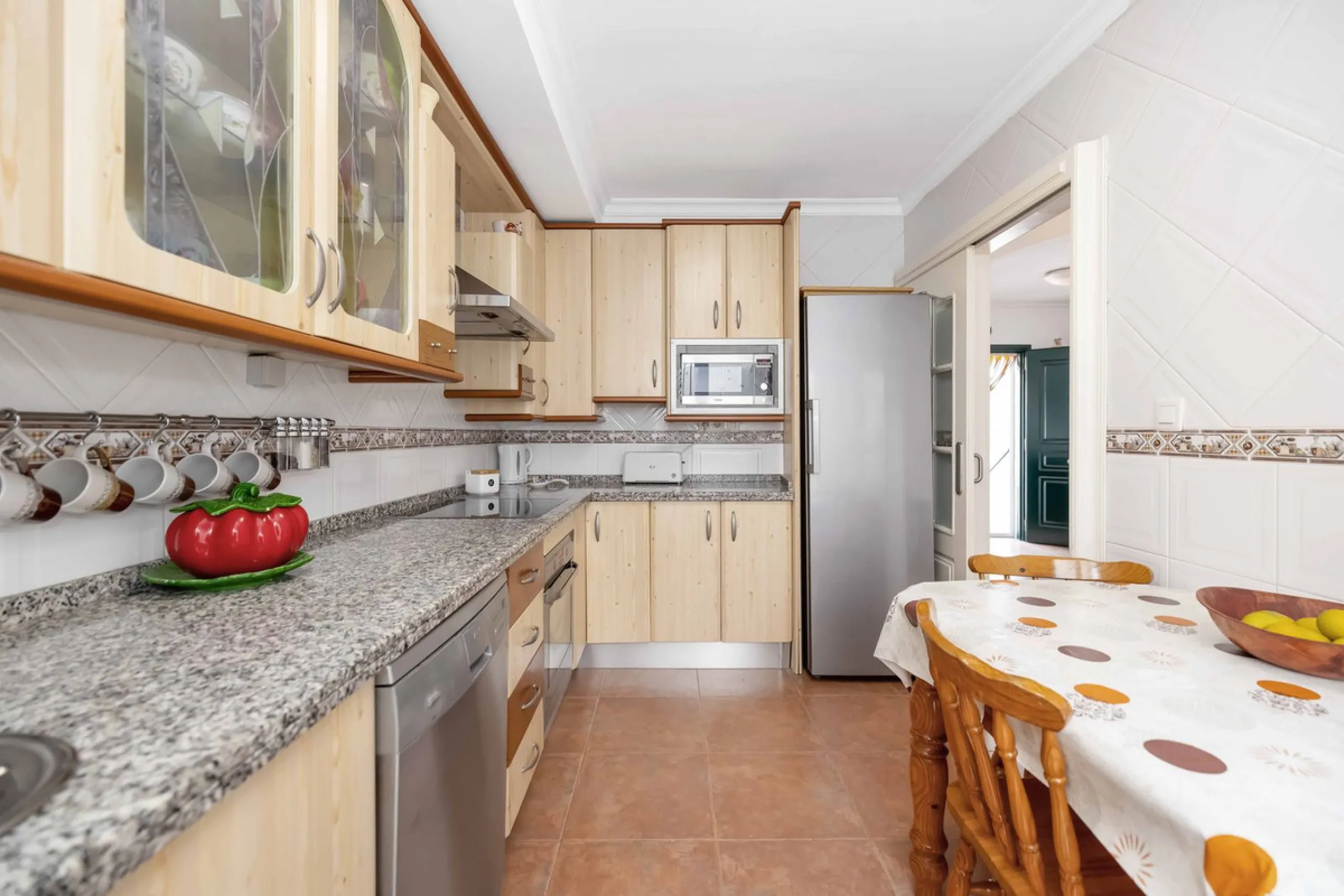 Excellent investment opportunity in Benalmádena Costa, one of the most sought-after areas on the Costa del Sol. This Townhouse built in 1999, has a constructed area of 148 m² and offers endless possibilities for those looking to renovate and achieve a hig
