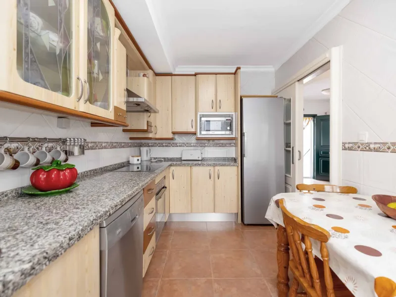Excellent investment opportunity in Benalmádena Costa, one of the most sought-after areas on the Costa del Sol. This Townhouse built in 1999, has a constructed area of 148 m² and offers endless possibilities for those looking to renovate and achieve a hig
