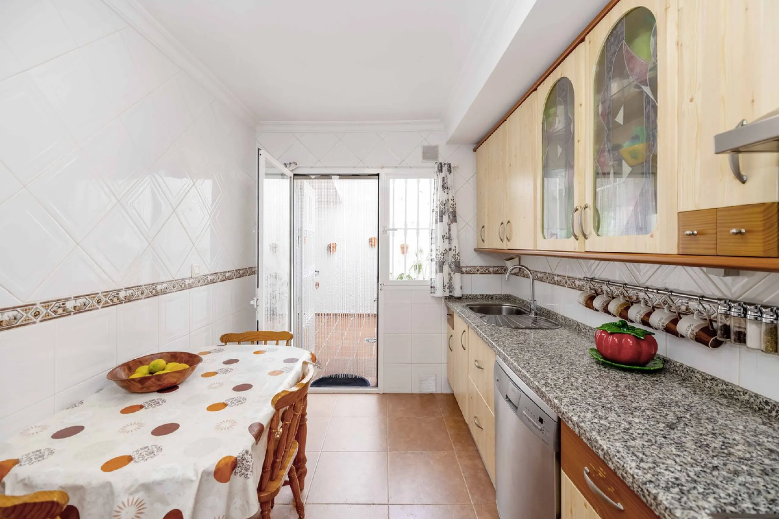 Excellent investment opportunity in Benalmádena Costa, one of the most sought-after areas on the Costa del Sol. This Townhouse built in 1999, has a constructed area of 148 m² and offers endless possibilities for those looking to renovate and achieve a hig