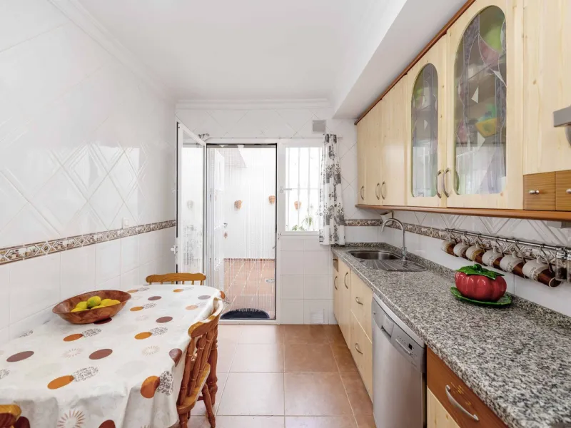 Excellent investment opportunity in Benalmádena Costa, one of the most sought-after areas on the Costa del Sol. This Townhouse built in 1999, has a constructed area of 148 m² and offers endless possibilities for those looking to renovate and achieve a hig