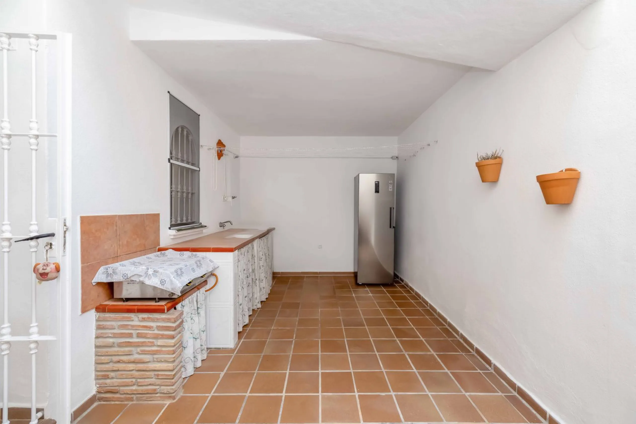 Excellent investment opportunity in Benalmádena Costa, one of the most sought-after areas on the Costa del Sol. This Townhouse built in 1999, has a constructed area of 148 m² and offers endless possibilities for those looking to renovate and achieve a hig
