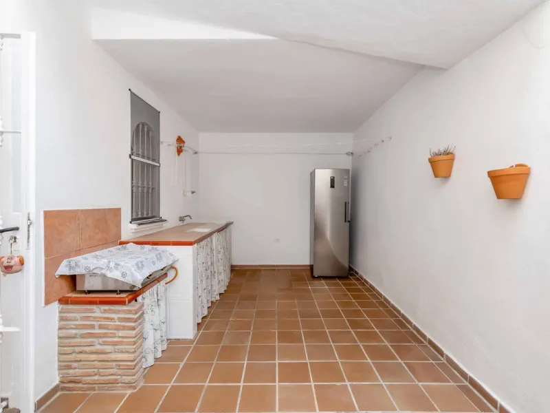 Excellent investment opportunity in Benalmádena Costa, one of the most sought-after areas on the Costa del Sol. This Townhouse built in 1999, has a constructed area of 148 m² and offers endless possibilities for those looking to renovate and achieve a hig