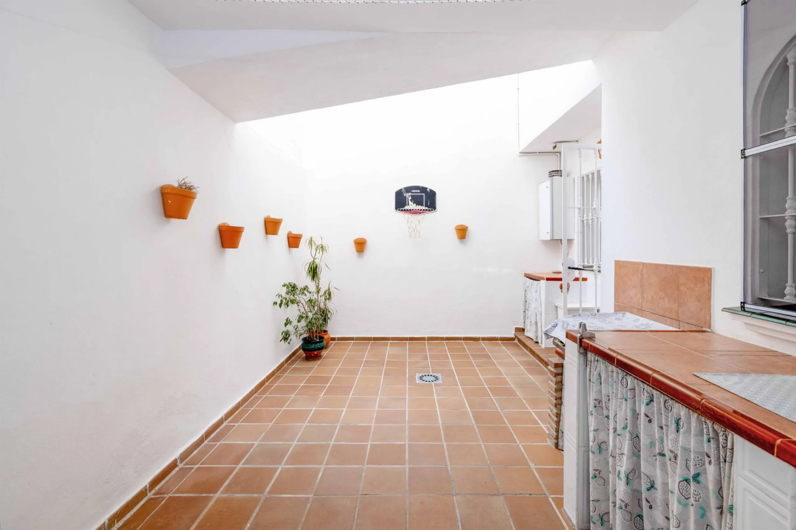 Excellent investment opportunity in Benalmádena Costa, one of the most sought-after areas on the Costa del Sol. This Townhouse built in 1999, has a constructed area of 148 m² and offers endless possibilities for those looking to renovate and achieve a hig