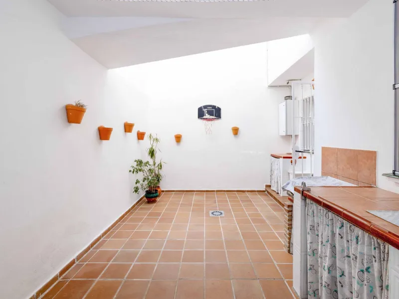 Excellent investment opportunity in Benalmádena Costa, one of the most sought-after areas on the Costa del Sol. This Townhouse built in 1999, has a constructed area of 148 m² and offers endless possibilities for those looking to renovate and achieve a hig