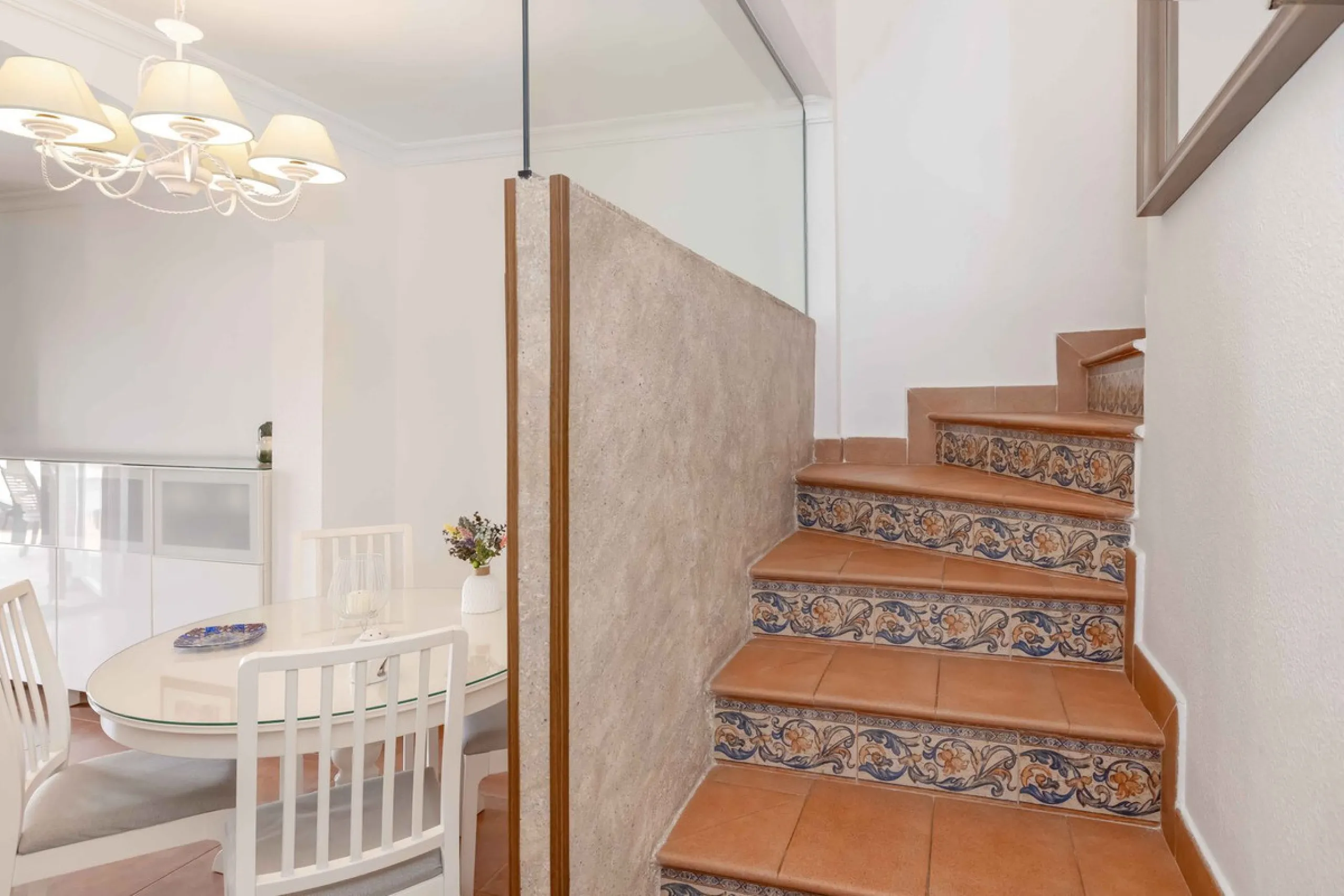 Excellent investment opportunity in Benalmádena Costa, one of the most sought-after areas on the Costa del Sol. This Townhouse built in 1999, has a constructed area of 148 m² and offers endless possibilities for those looking to renovate and achieve a hig