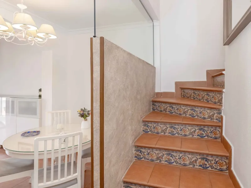 Excellent investment opportunity in Benalmádena Costa, one of the most sought-after areas on the Costa del Sol. This Townhouse built in 1999, has a constructed area of 148 m² and offers endless possibilities for those looking to renovate and achieve a hig