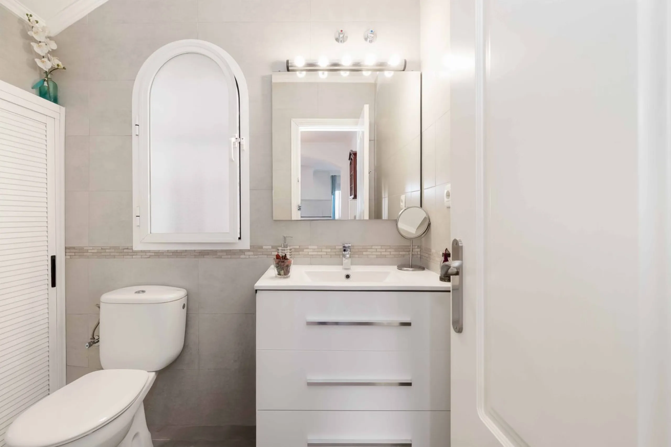 Excellent investment opportunity in Benalmádena Costa, one of the most sought-after areas on the Costa del Sol. This Townhouse built in 1999, has a constructed area of 148 m² and offers endless possibilities for those looking to renovate and achieve a hig