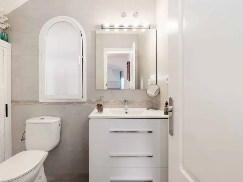 Excellent investment opportunity in Benalmádena Costa, one of the most sought-after areas on the Costa del Sol. This Townhouse built in 1999, has a constructed area of 148 m² and offers endless possibilities for those looking to renovate and achieve a hig