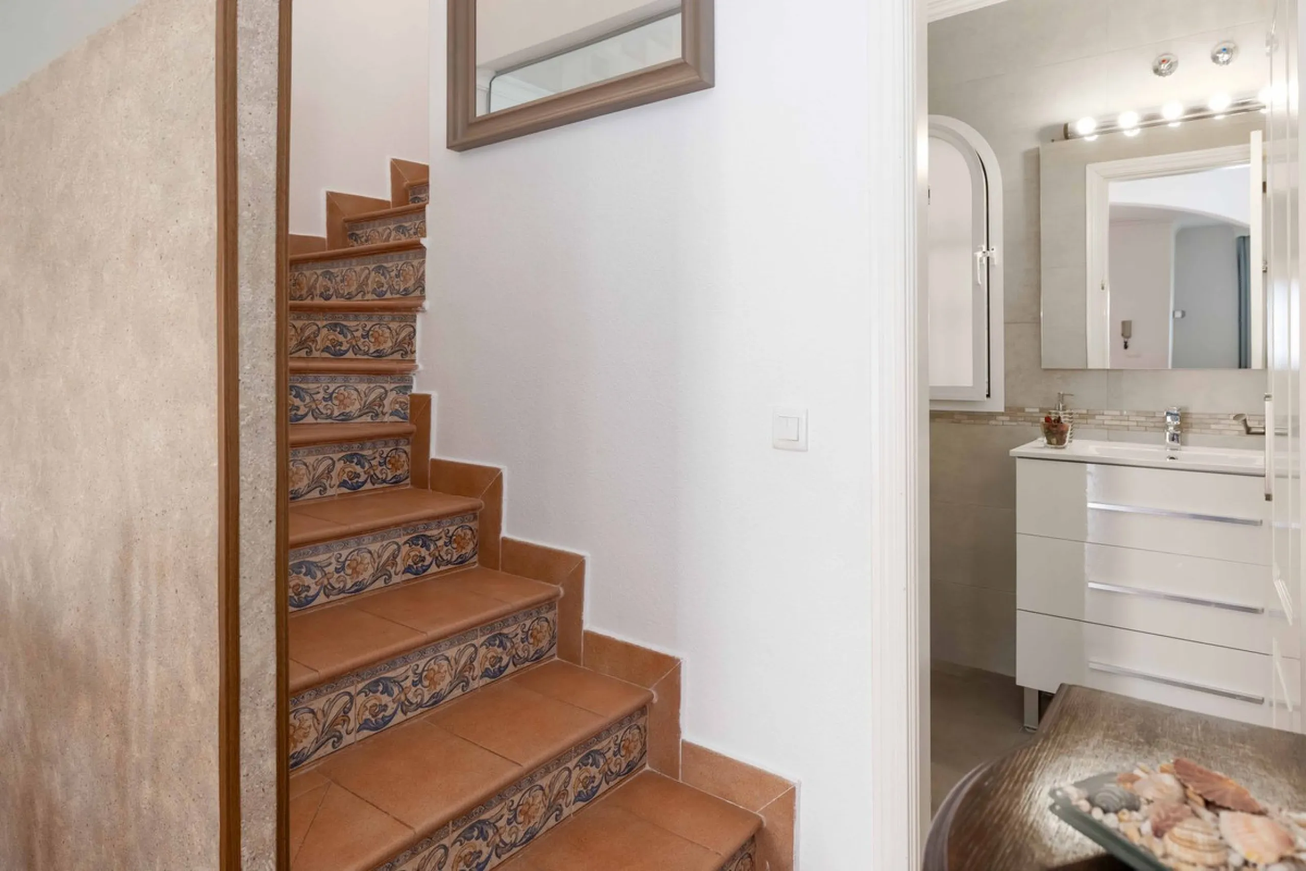 Excellent investment opportunity in Benalmádena Costa, one of the most sought-after areas on the Costa del Sol. This Townhouse built in 1999, has a constructed area of 148 m² and offers endless possibilities for those looking to renovate and achieve a hig