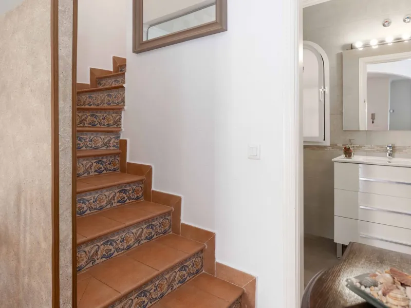 Excellent investment opportunity in Benalmádena Costa, one of the most sought-after areas on the Costa del Sol. This Townhouse built in 1999, has a constructed area of 148 m² and offers endless possibilities for those looking to renovate and achieve a hig