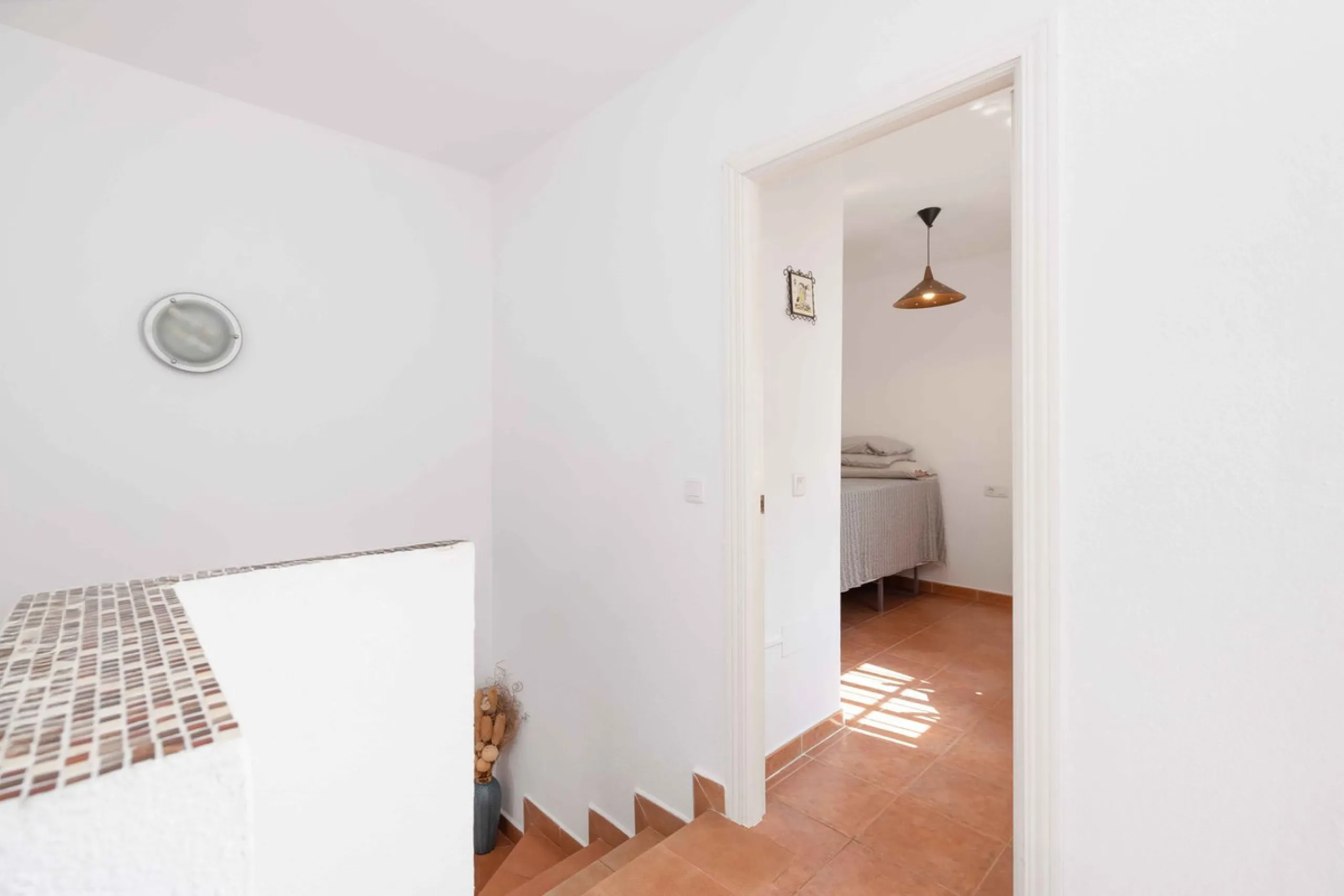 Excellent investment opportunity in Benalmádena Costa, one of the most sought-after areas on the Costa del Sol. This Townhouse built in 1999, has a constructed area of 148 m² and offers endless possibilities for those looking to renovate and achieve a hig