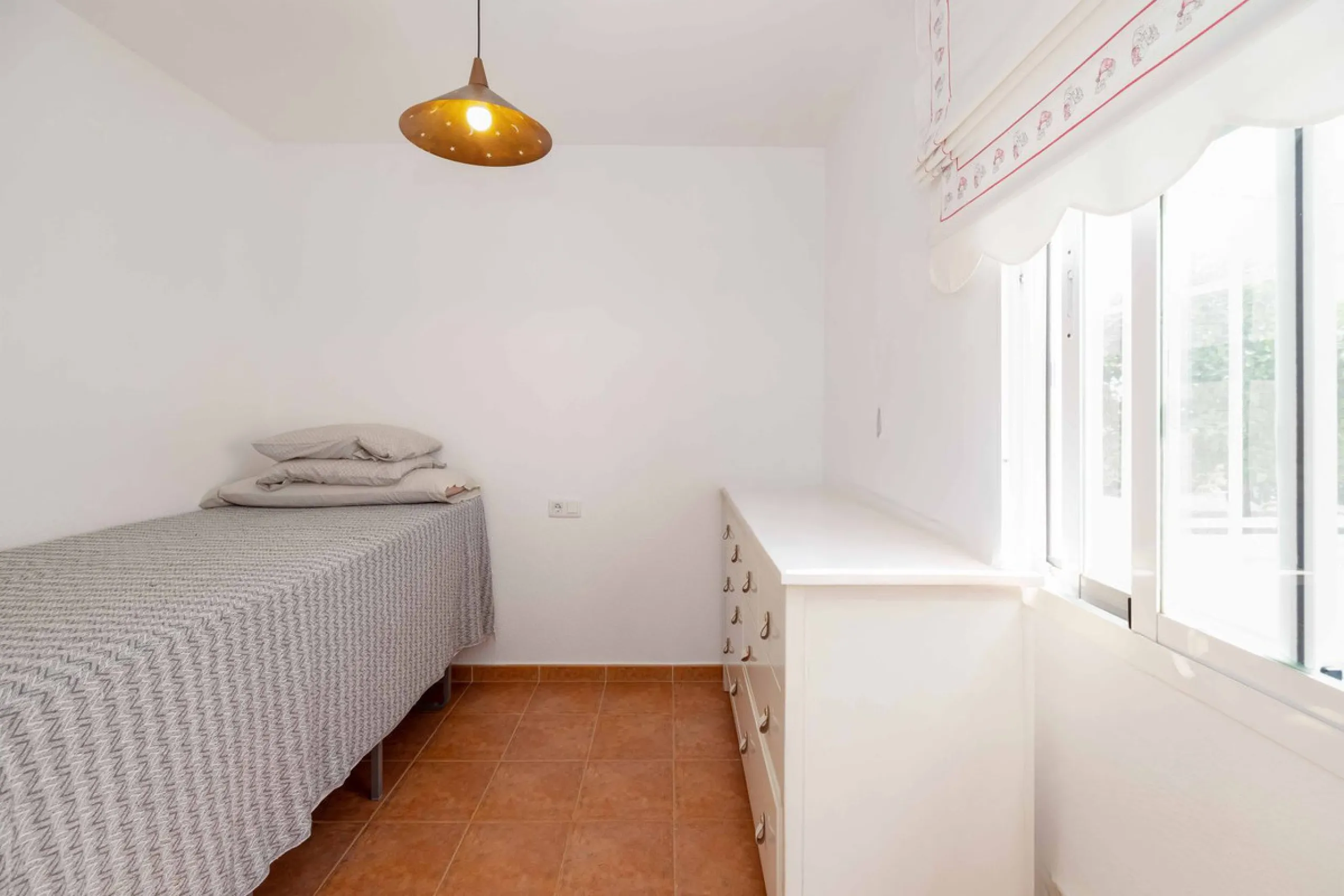 Excellent investment opportunity in Benalmádena Costa, one of the most sought-after areas on the Costa del Sol. This Townhouse built in 1999, has a constructed area of 148 m² and offers endless possibilities for those looking to renovate and achieve a hig