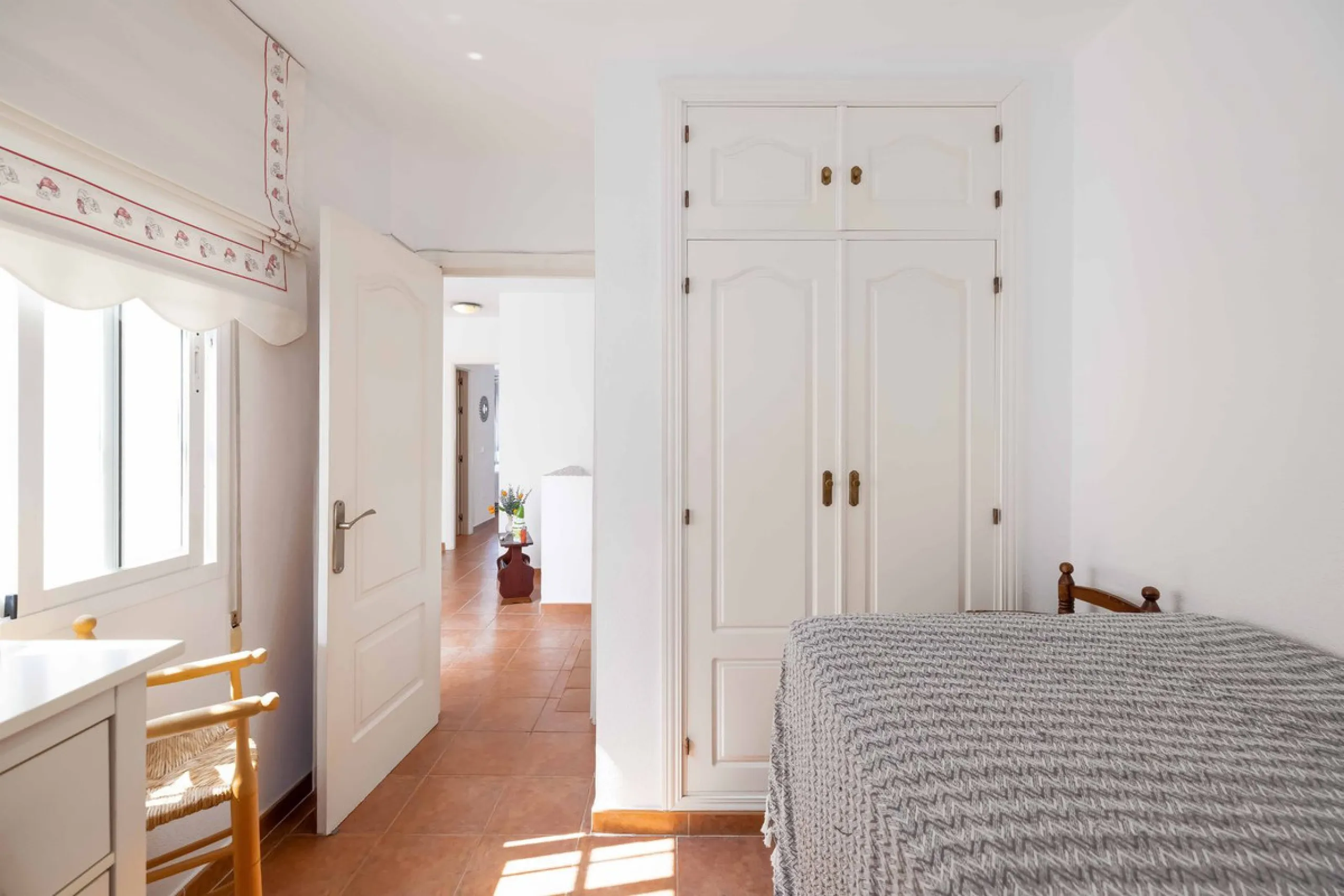 Excellent investment opportunity in Benalmádena Costa, one of the most sought-after areas on the Costa del Sol. This Townhouse built in 1999, has a constructed area of 148 m² and offers endless possibilities for those looking to renovate and achieve a hig