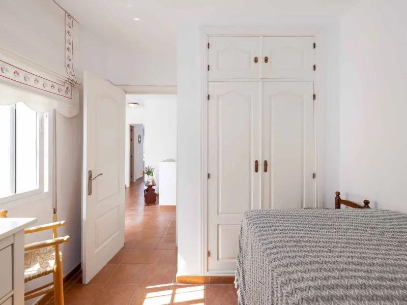 Excellent investment opportunity in Benalmádena Costa, one of the most sought-after areas on the Costa del Sol. This Townhouse built in 1999, has a constructed area of 148 m² and offers endless possibilities for those looking to renovate and achieve a hig