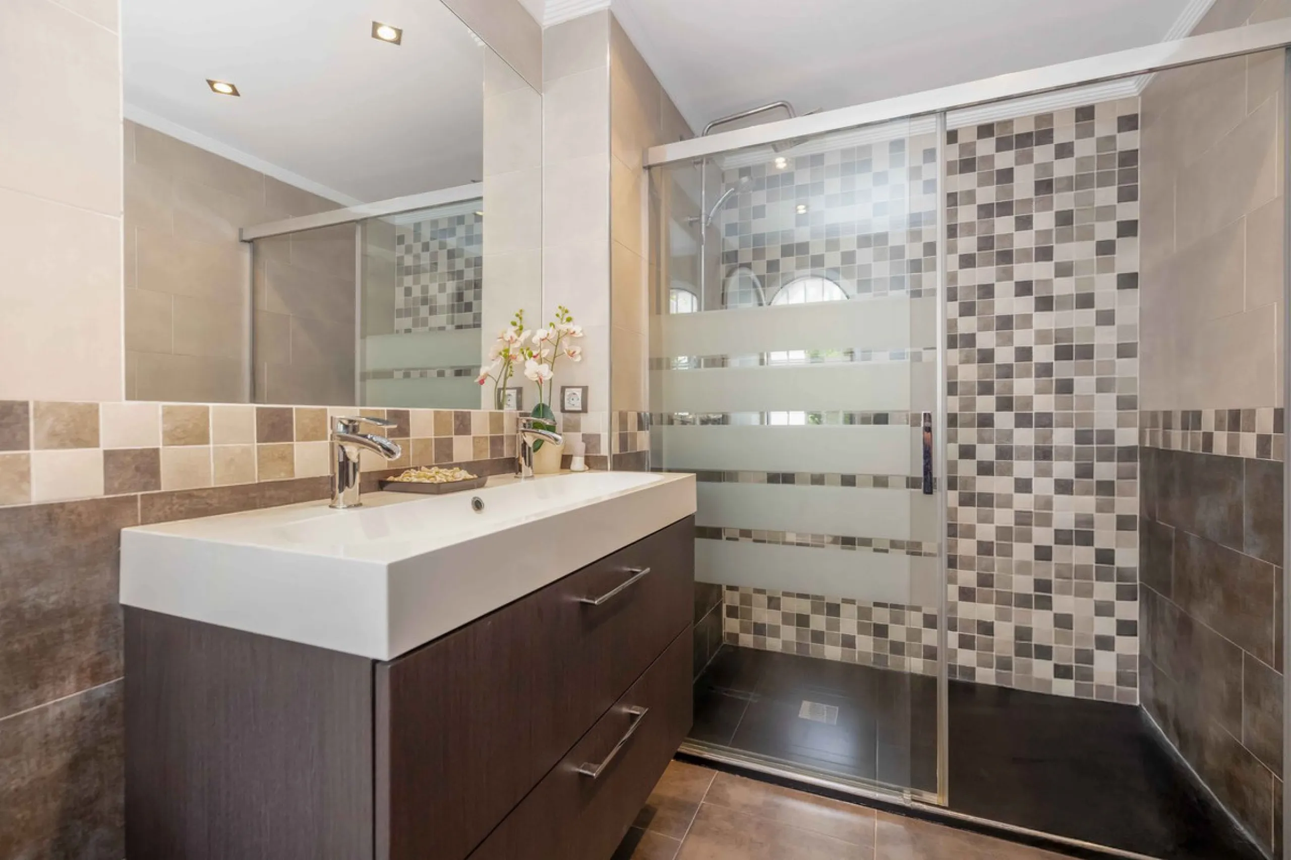 Excellent investment opportunity in Benalmádena Costa, one of the most sought-after areas on the Costa del Sol. This Townhouse built in 1999, has a constructed area of 148 m² and offers endless possibilities for those looking to renovate and achieve a hig
