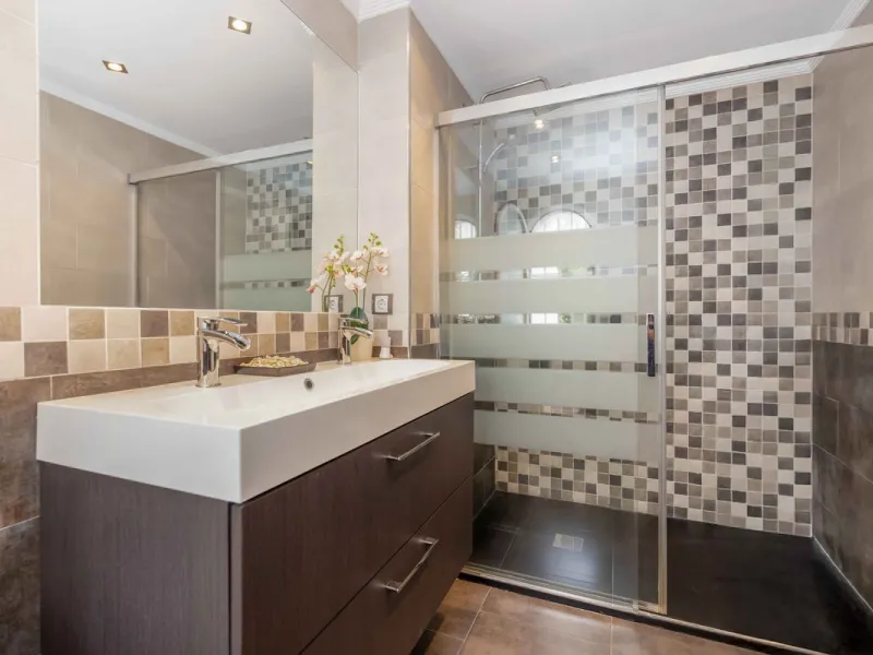 Excellent investment opportunity in Benalmádena Costa, one of the most sought-after areas on the Costa del Sol. This Townhouse built in 1999, has a constructed area of 148 m² and offers endless possibilities for those looking to renovate and achieve a hig