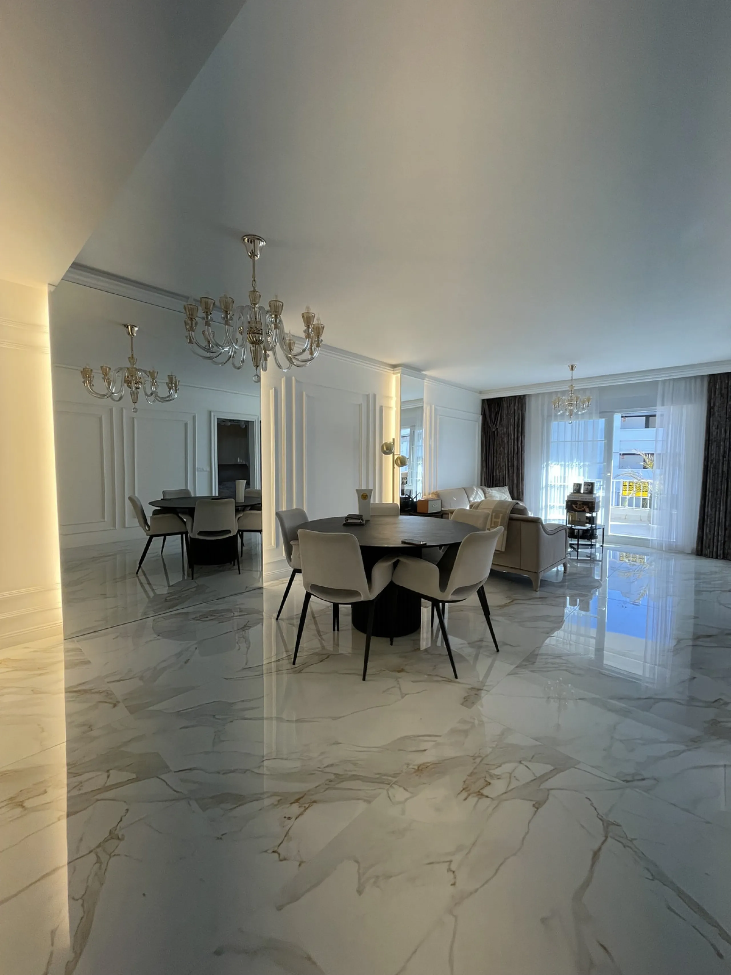 This exceptional luxury apartment is situated in the prestigious Puente Romano enclave on Marbella's renowned Golden Mile, Malaga.