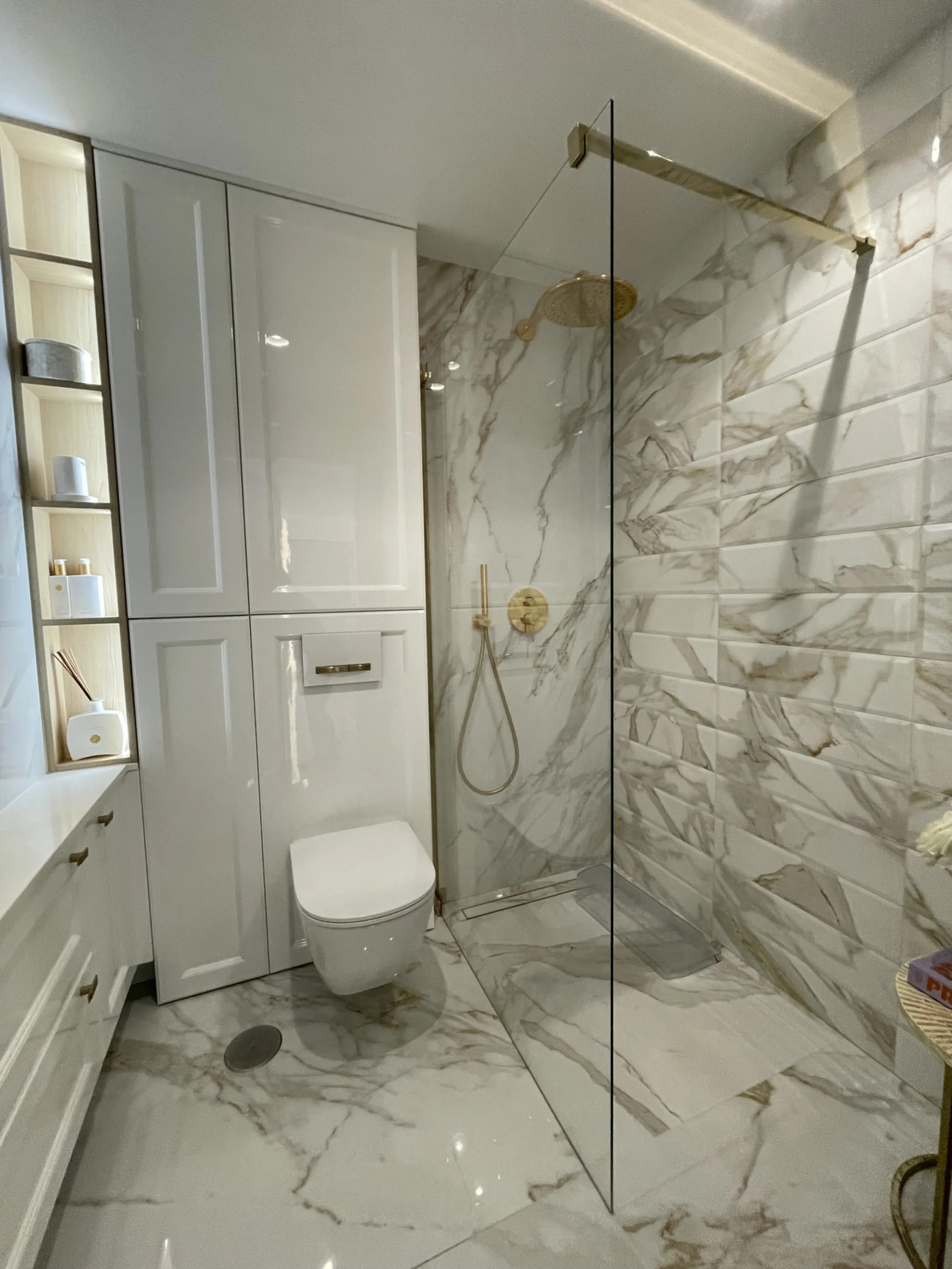 This exceptional luxury apartment is situated in the prestigious Puente Romano enclave on Marbella's renowned Golden Mile, Malaga.