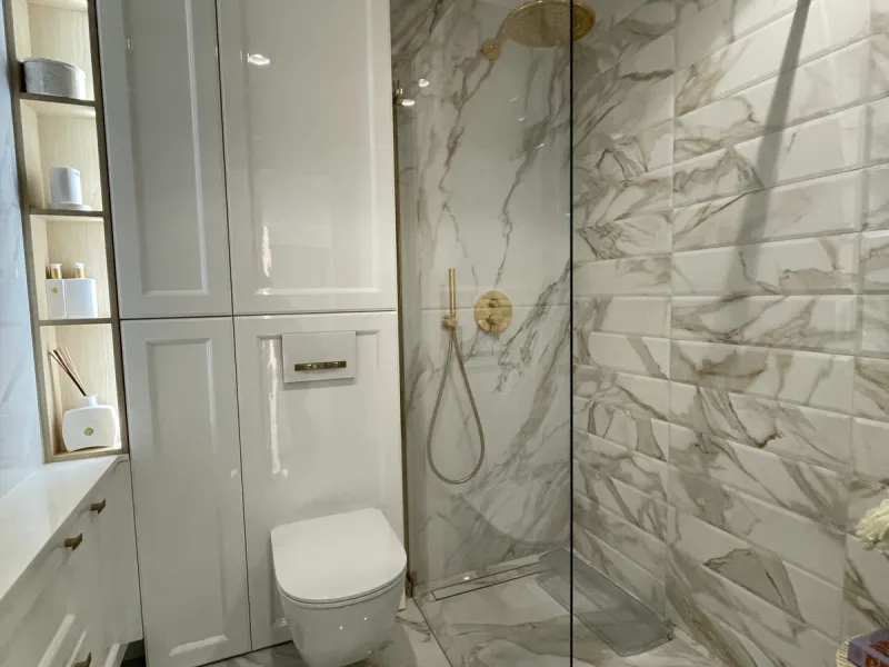 This exceptional luxury apartment is situated in the prestigious Puente Romano enclave on Marbella's renowned Golden Mile, Malaga.