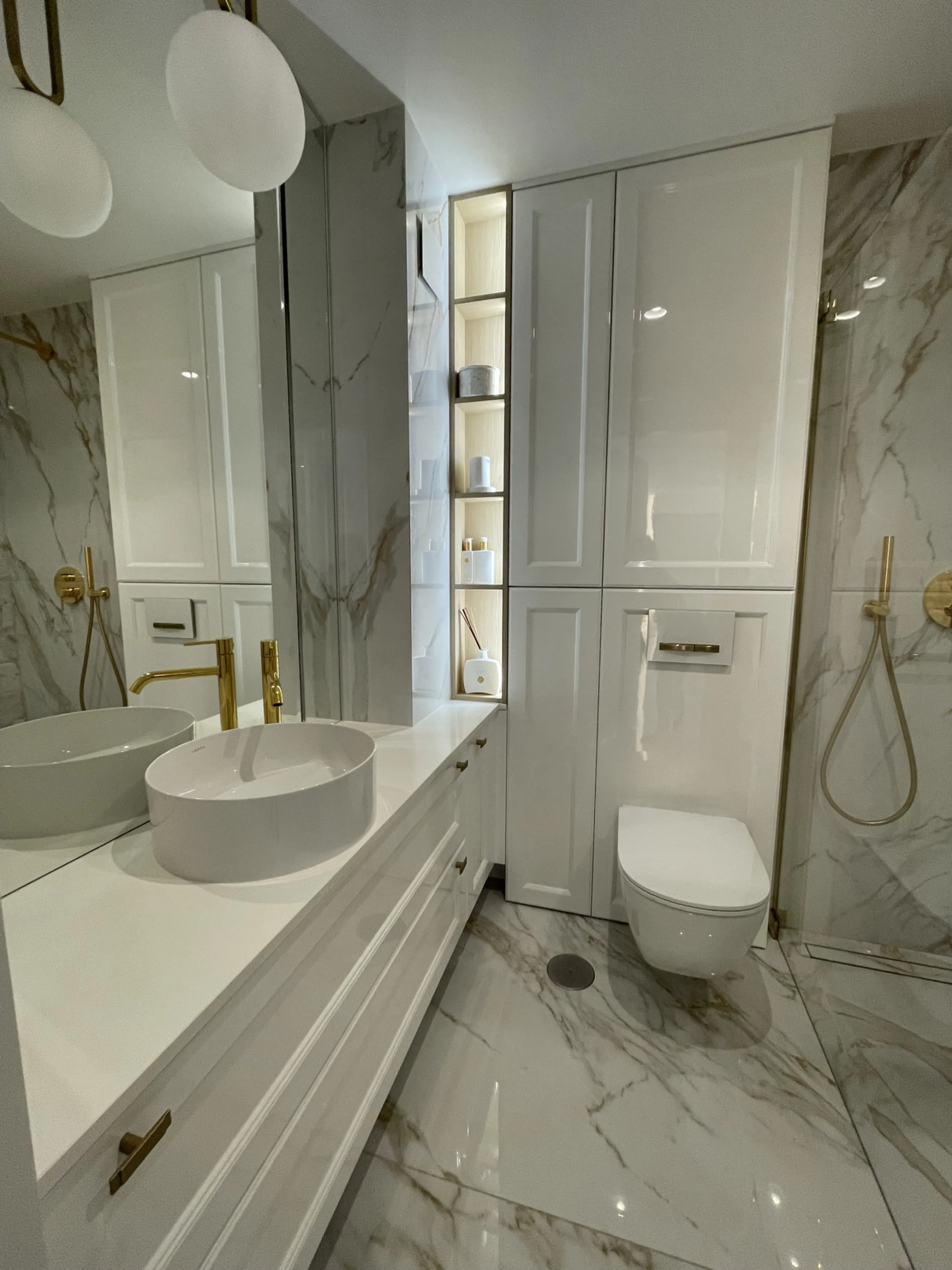 This exceptional luxury apartment is situated in the prestigious Puente Romano enclave on Marbella's renowned Golden Mile, Malaga.