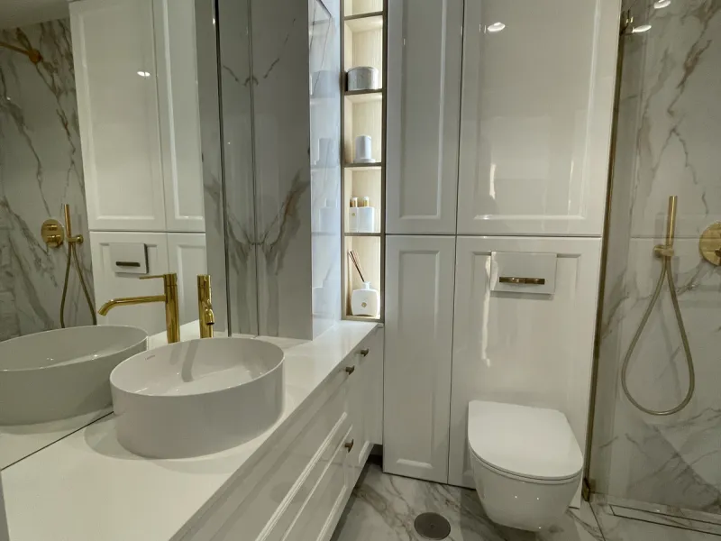 This exceptional luxury apartment is situated in the prestigious Puente Romano enclave on Marbella's renowned Golden Mile, Malaga.