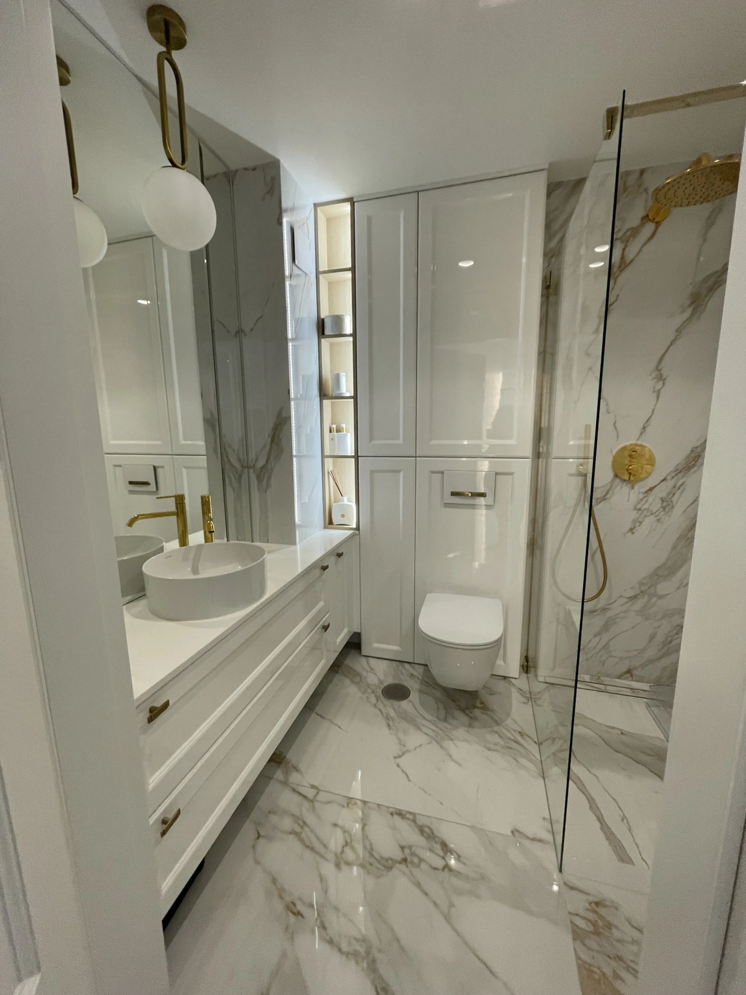 This exceptional luxury apartment is situated in the prestigious Puente Romano enclave on Marbella's renowned Golden Mile, Malaga.