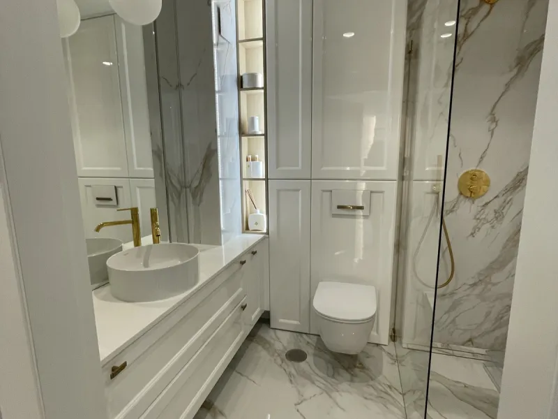 This exceptional luxury apartment is situated in the prestigious Puente Romano enclave on Marbella's renowned Golden Mile, Malaga.