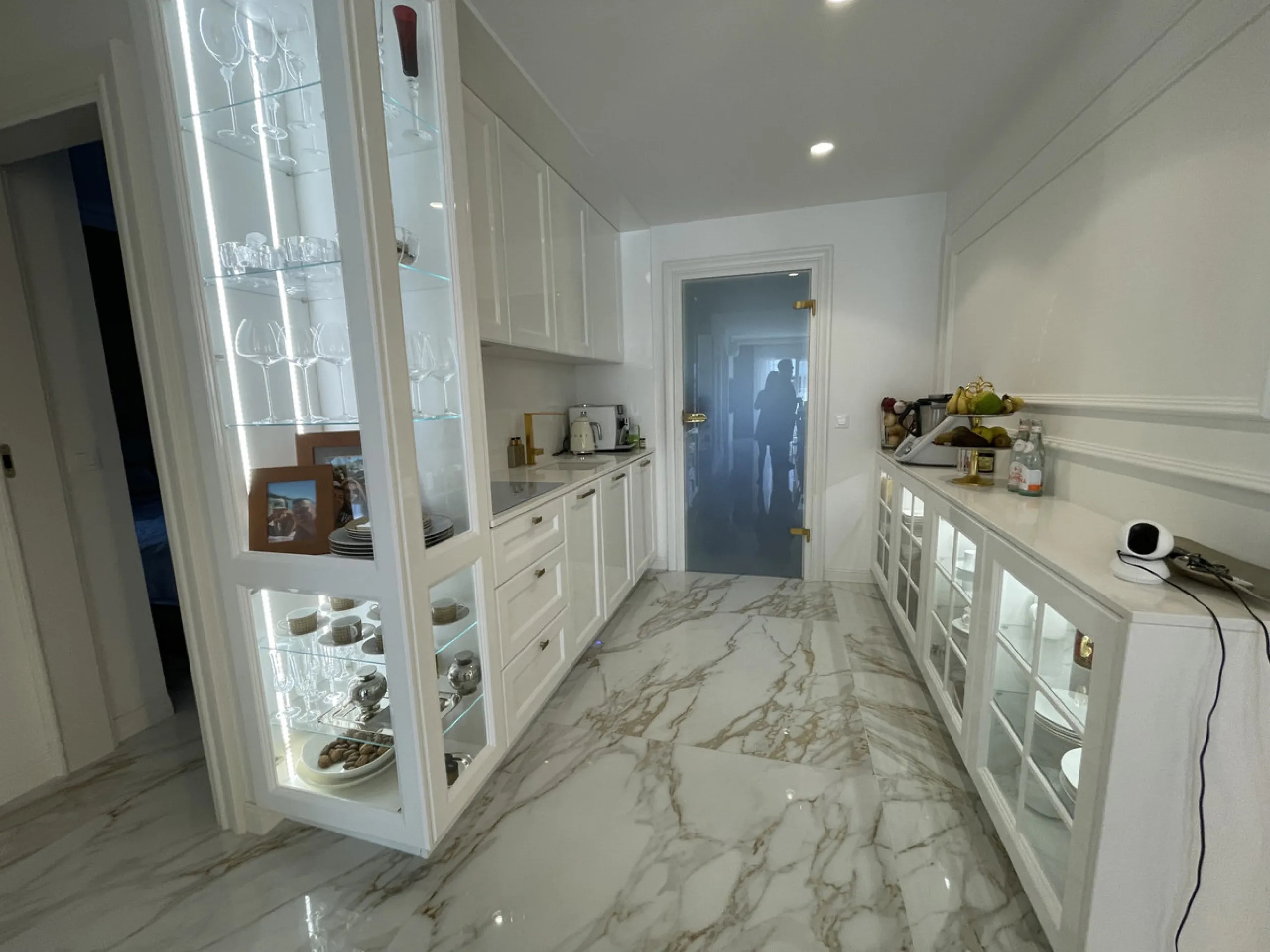 This exceptional luxury apartment is situated in the prestigious Puente Romano enclave on Marbella's renowned Golden Mile, Malaga.