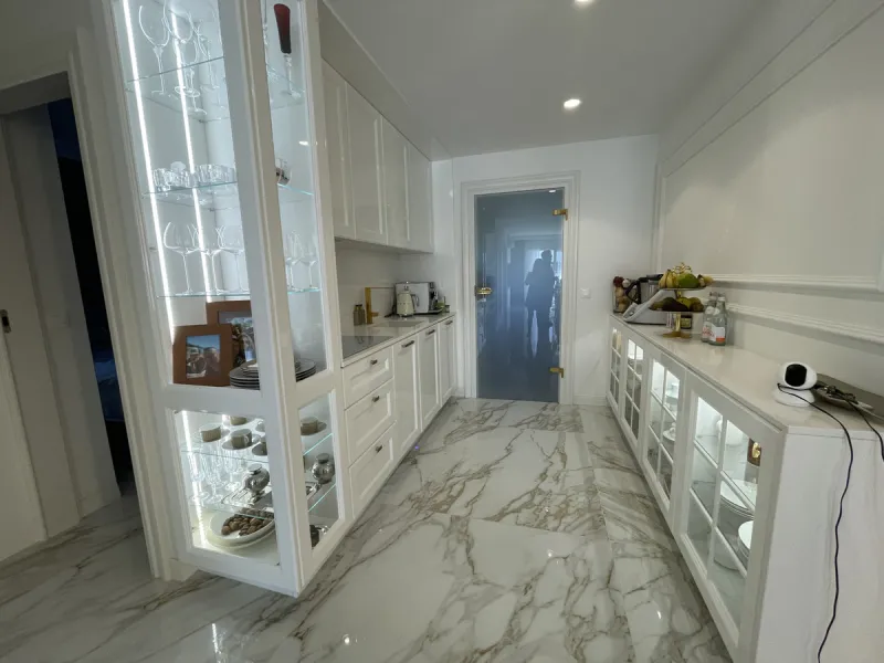 This exceptional luxury apartment is situated in the prestigious Puente Romano enclave on Marbella's renowned Golden Mile, Malaga.