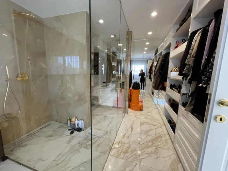 This exceptional luxury apartment is situated in the prestigious Puente Romano enclave on Marbella's renowned Golden Mile, Malaga.